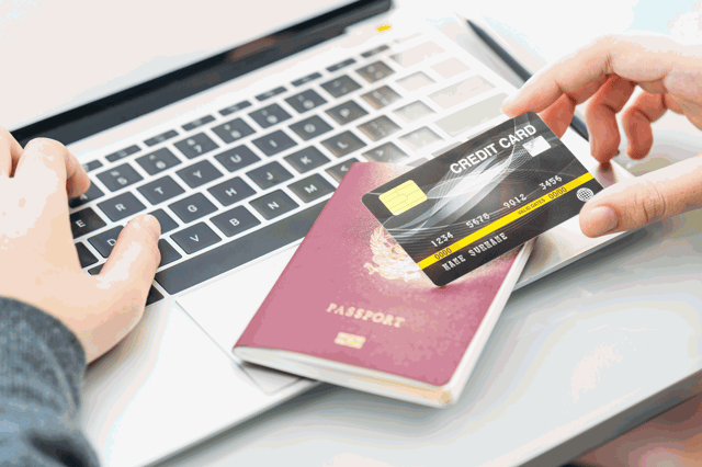 A person making payment for Bahrain eVisa